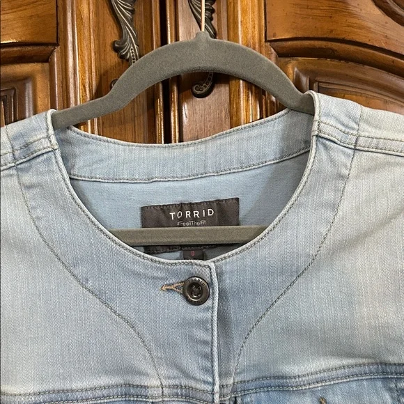 Torrid Like NEW Light Wash Cropped Collarless 3/4 sleeve Jean Jacket Medium - Picture 6 of 11